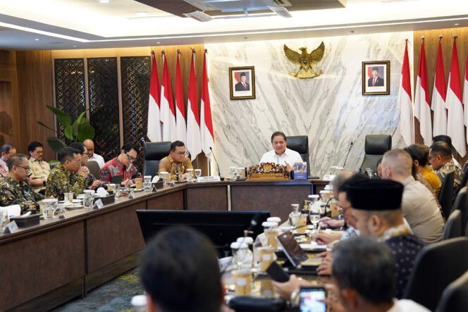 
					Menteri Perdagangan, Budi Santoso menghadiri Rapat Koordinasi (rakor) terkait Penerapan Tarif Perdagangan Baru Amerika Serikat Terhadap Negara Mitra yang berlangsung di Jakarta. Acara ini dipimpin oleh Menteri Koordinator Bidang Perekonomian, Airlangga Hartarto. (Foto: Dok Kemendag)