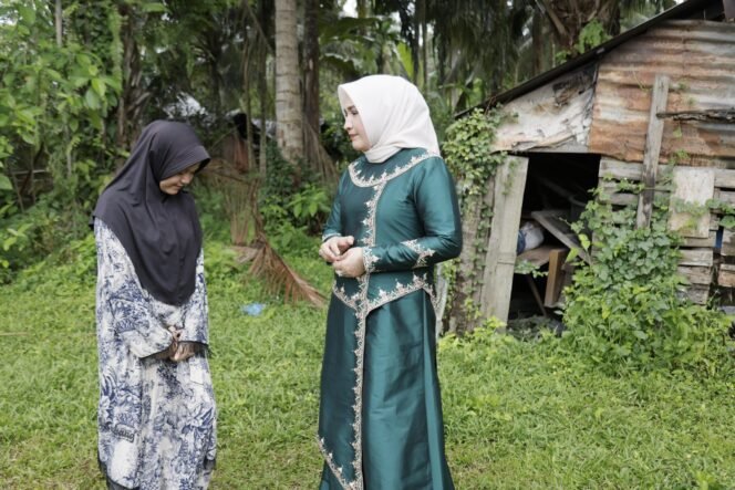 
					Ketua TP-PKK Aceh Marlina Muzakir berbincang dengan Miskiatul Raisya, ramaja yatim piatu asal Gampong Meunasah Bujok, Baktiya, Aceh Utara, saat meninjau lokasi pembangunan rumah layak huni untuk gadis tersebut, rabu 2 April 2025.