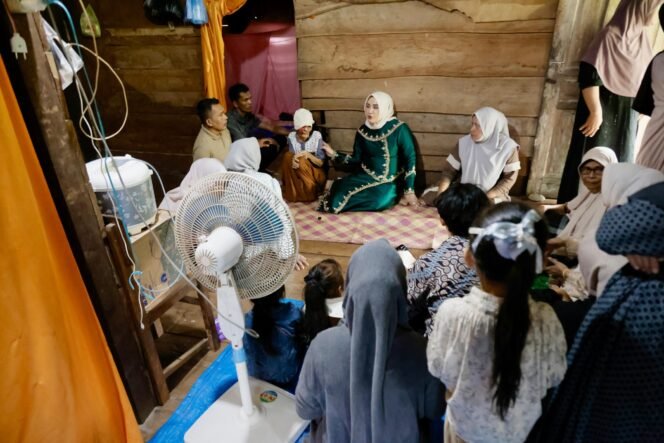 
					Ketua Tim Penggerak PKK (TP PKK) Aceh, Marlina Muzakir, mengunjungi Nek Sairah, seorang wanita renta berusia 82 tahun yang menjadi korban luka bakar di Gampong Meunasah Bujok, Kecamatan Baktiya, Aceh Utara, Rabu, 2 April 2025.