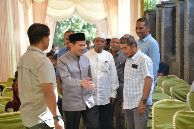 
					Wakil Gubernur Aceh, Fadhlullah, SE dan Istri Peusijuk dan menggelar Open House Lebaran Idul Fitri 1446H/2025 bersama dengan Masyarakat Gampong Blang Baro, Kecamatan Glumpang Baro, Kabupaten Pidie, Kamis, 03/04/2025.