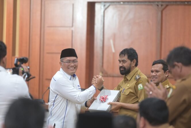 
					Gubernur Aceh Muzakir Manaf menerima dokumen hasil pemeriksaan laporan keuangan Pemerintah Aceh tahun 2024 dari Kepala Badan Pengawasan Keuangan dan Pembangunan (BPKP) Perwakilan Aceh, Supriyadi, di Gedung Serbaguna Kantor Gubernur Aceh, Selasa (8/4/2024).