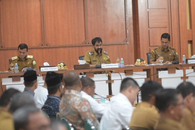 
					Gubernur Aceh, Muzakir Manaf, memimpin langsung Rapat Pimpinan dan Arahan Khusus yang berlangsung di Kantor Gubernur Aceh, Selasa, 8 April 2025. Rapat tersebut turut diikuti Wakil Gubernur Aceh, Fadhlullah, Plt Sekda Aceh, Muhammad Nasir, serta seluruh kepala dinas di lingkungan Sekretariat Daerah Aceh.