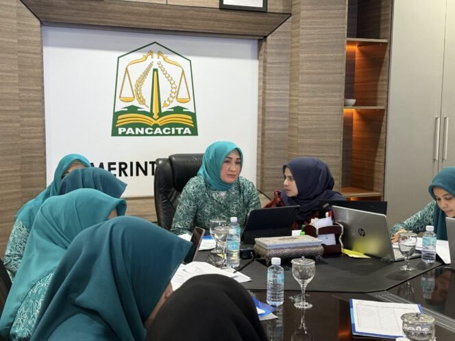 
					Ketua TP- PKK Aceh, Marlina Muzakir, membahas optimalisasi kinerja organisasi bersama jajaran pengurus PKK di Meuligoe Gubernur Aceh, Rabu, 16 April 2025.