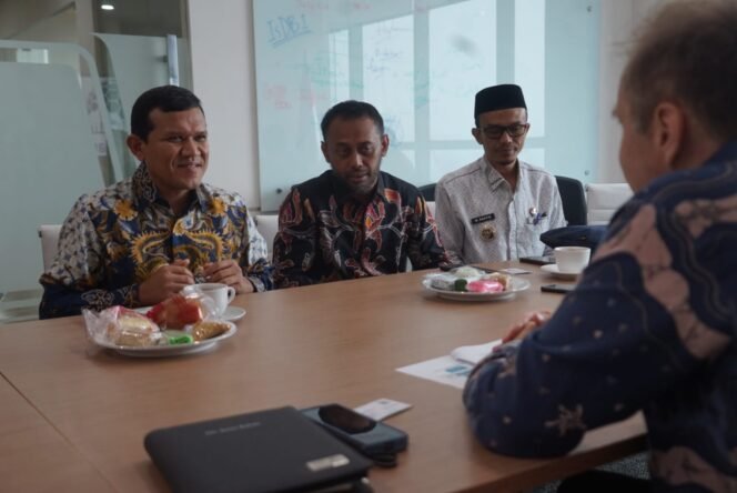 
					Keterangan Foto: Wakil Gubernur Aceh, Fadlullah berbincang hangat dengan Direktur IsDB, Amer Bukvic di ruang Meeting Room Vacant di Gedung Office8 lantai 35, Jakarta Pusat, 17 April 2025. (Foto: Humas BPPA)