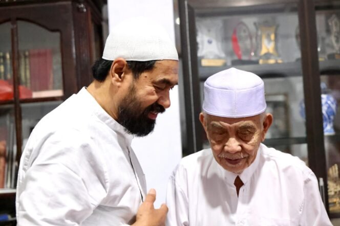 
					Gubernur Aceh Muzakir Manaf bersilaturahmi dengan Ulama Kharismatik Aceh Abuya Amran Waly di Dayah Darul Ihsan yang terletak di Gampong Pawon, Kecamatan Labuhan Haji, Kabupaten Aceh Selatan, Kamis, (17/4/2025).