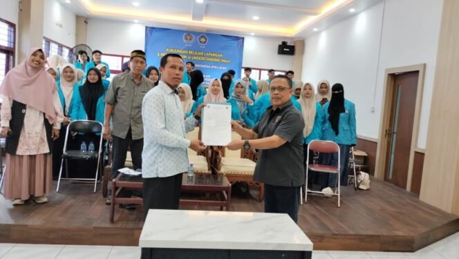 
					Ketua Prodi Komunikasi dan Penyiaran Islam (KPI) Fakultas Agama Islam (FAI) Universitas Serambi Mekkah (USM) Aceh, Dr Muhammad Syarif, MA dan Ketua PWI Aceh, Nasir Nurdin disaksikan dosen dan mahasiswa memperlihatkan dokumen MoU yang ditandatangani oleh pimpinan dari kedua lembaga tersebut, Sabtu, 19 April 2025.(Dok PWI Aceh)