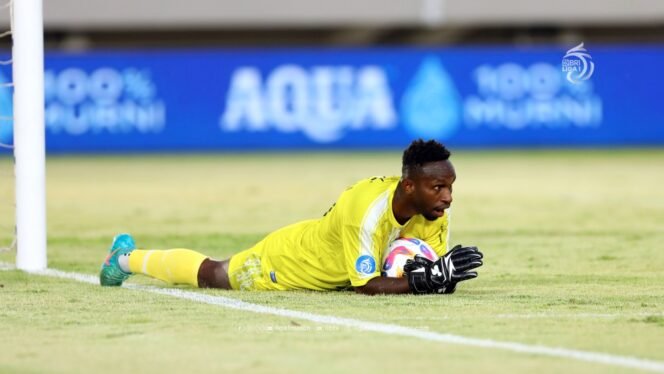 
					penjaga gawang, John Pigai.