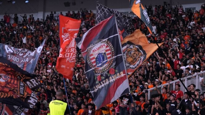 
					Sebanyak 39.395 penonton hadir memenuhi tribun Stadion Utama Gelora Bung Karno (GBK), Jakarta, Sabtu (12/4/2025) malam.