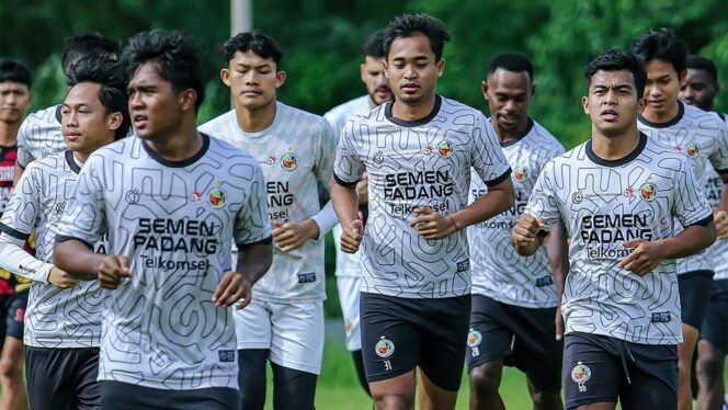 
					Semen Padang FC