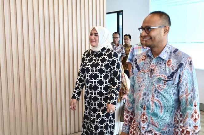 
					Keterangan Foto; Ketua TP PKK Aceh Marlina bersama Dirjen Perumahan Pedesaan , Dr Drs Imran, MSi, M.A.Cd  melakukan pertemuan di Kantor  Dirjen Perumahan Perdesaan KemenPKP RI di Jakarta Selatan, Jumat, 11 April 2025. (Foto: Humas BPPA)