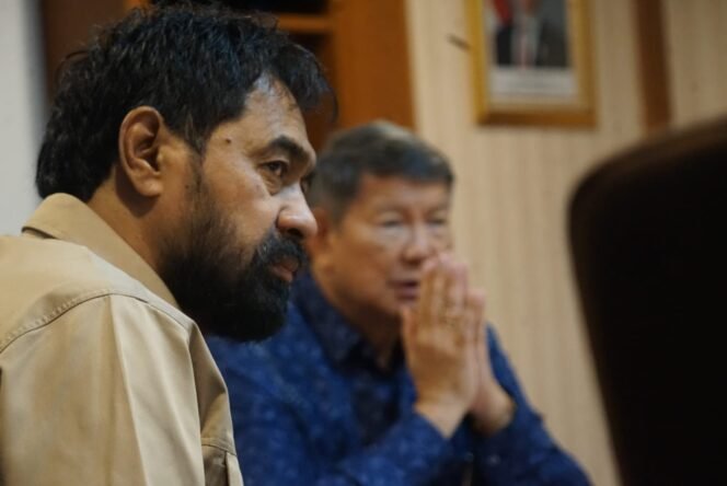 
					Keterangan Foto: Gubernur Aceh, Muzakir Manaf didampingi oleh ketua DPRA Zulfadli, A.Md saat bertemu Pengusaha Hasyim Djojohadikusumo yang juga adik Presiden RI, Prabowo Subianto di Aula Arsari Group, Jakarta Pusat, Jumat, 11 April 2025. (Foto: Humas BPPA)