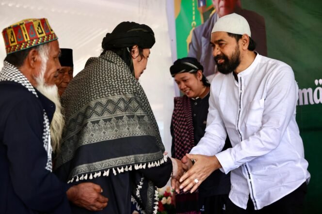 
					Gubernur Aceh, Muzakir Manaf, dalam peringatan Haul ke-4 (Alm) Abu H.Usman Nurul Fauzi (Abu Usman Pedeung), di Komplek Pesantren Darul Aman, Gp. Peulantue, Kec. Kuala Bubon, Aceh Berat, Kamis, 17/4/2025