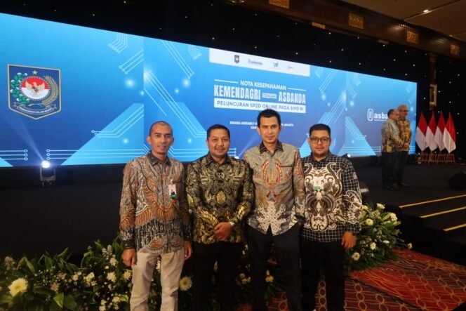 
					Kepala Badan Pengelola Keuangan Aceh, Reza Saputra, SSTP, M.Si menghadiri penandatanganan Nota Kesepahaman (MoU) mengenai pelaksanaan Surat Perintah Pencairan Dana (SP2D) secara online melalui aplikasi Sistem Informasi Pemerintahan Daerah (SIPD) yang diselenggarakan Kementerian Dalam Negeri Republik Indonesia bersama Asosiasi Bank Pembangunan Daerah (ASBANDA), di aula Birawa Assembly Hotel, Jakarta Pusat, 17 April 2025.