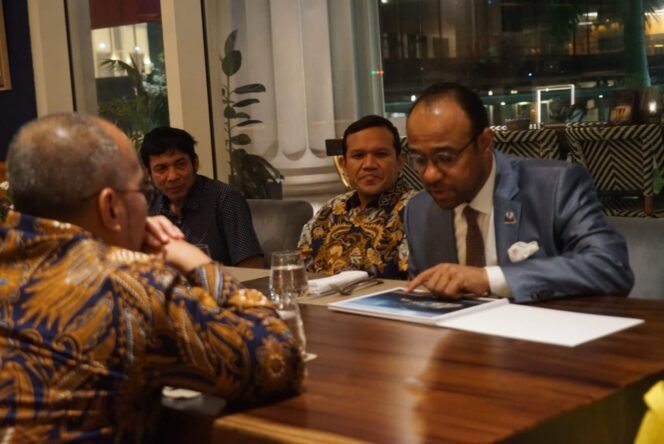 
					Keterangan Foto: Wagub Aceh, Fadlullah dan Duta Besar Uni Emirat Arab (UEA) untuk Indonesia, Abdulla Salem Al Dhaheri, berbincang hangat Kamis, 17 April 2025. (Foto: Humas BPPA)