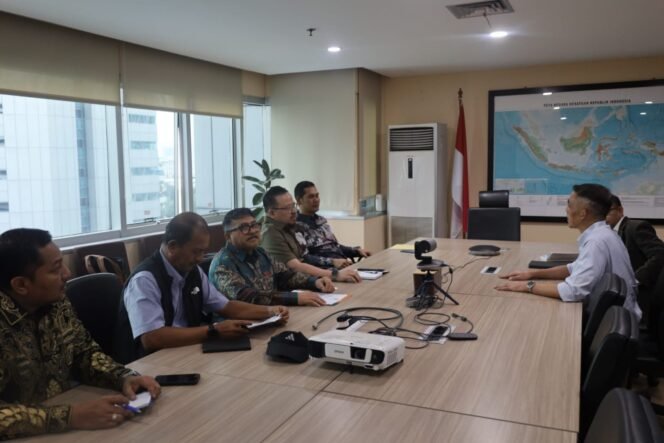 
					Plt. Sekda Aceh, M. Nasir melakukan pertemuan dengan Kementerian Koordinator Infrastruktur dan Pembangunan Wilayah  Republik Indonesia (RI) (Kemenko IPK RI) yang diterima oleh Deputi Bidang Koordinasi Pemerataan Pembangunan Wilayah, Agraria & Tata Ruang, Nasib Faizal untuk membahas tindak lanjut terkait usulan pembangunan infrastruktur di Aceh. Turut didampingi Kepala BPKA, Reza Saputra, Kadis PUPR Aceh, Mawardi, Kadis Pengairan Aceh, Ade Surya dan Staf Khusus Menteri Ekraf, Rian Firmansyah di Kemenko IPK, Jakarta, Kamis, 17 April 2025.