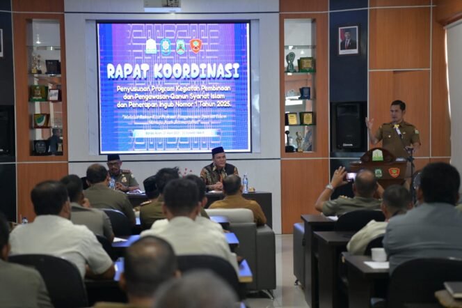 
					Plt. Sekda Aceh, M. Nasir, S.IP. MPA membuka Rapat Koordinasi Penyusunan Program Kegiatan Pembinaan dan Pengawasan Qanun Syariat Islam dan Penerapan Ingub Nomor 1 Tahun 2025 dengan Kasatpol PP dan WH Kabupaten/Kota Lantai III di Gedung Rapat Satpol PP dan WH Aceh, Senin, 21/04/2025.