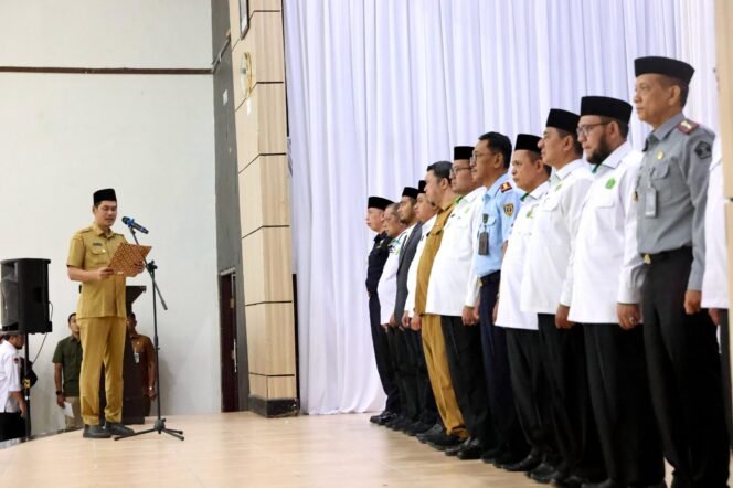 
					Plt Sekda Aceh, M. Nasir S.IP, MPA, melantik Petugas Penyelenggara Ibadah Haji (PPIH) Embarkasi Aceh Tahun 2025, di Asrama Haji Embarkasi Aceh, Selasa, 22/4/2025.