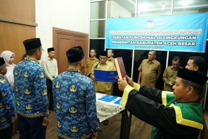 
					Plt Sekdakab  Aceh Besar Bahrul Jamil SSos MSi melantik enam orang pejabat Fungsional di jajaran Pemerintah Kabupaten Aceh Besar di ruang kerja Plt Sekdakab Aceh Besar, Selasa (22/4/2025).
FOTO/ PROKOPIM PEMKAB ACEH BESAR
