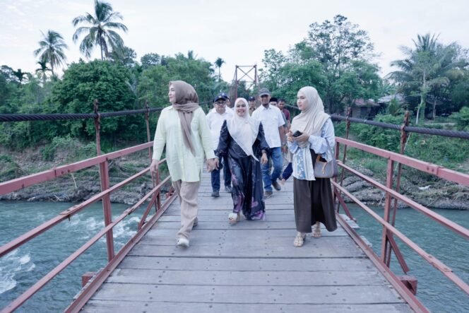 
					Ketua Tim Penggerak PKK Aceh, Marlina Muzakir, didampingi Kepala Dinas PUPR Aceh, Mawardi, dan Wakil Bupati Aceh Utara, Tarmizi meninjau lokasi Jembatan Krueng Sawang di Kecamatan Sawang, Aceh Utara, Selasa, 22/4. Jembatan tersebut ambruk ke sungai pada awal tahun 2025 akibat tergerus derasnya arus sungai saat pembongkaran.
