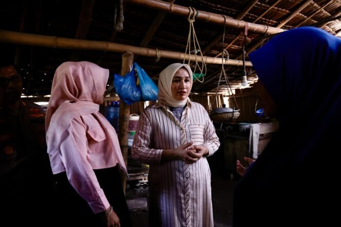 
					Ketua Tim Penggerak PKK Aceh, Marlina Muzakir, didampingi Ketua PKK Kabupaten Pidie, Rohana Razali, meninjau rumah milik keluarga Khadijah, Jamilah, dan Badriah, calon penerima bantuan rumah layak huni di Gampong Dayah Beuah, Kecamatan Delima Kabupaten Pidie, Rabu (23/4/2025). Tiga keluarga itu tinggal dalam satu rumah yang sudah lapuk dimakan usia.