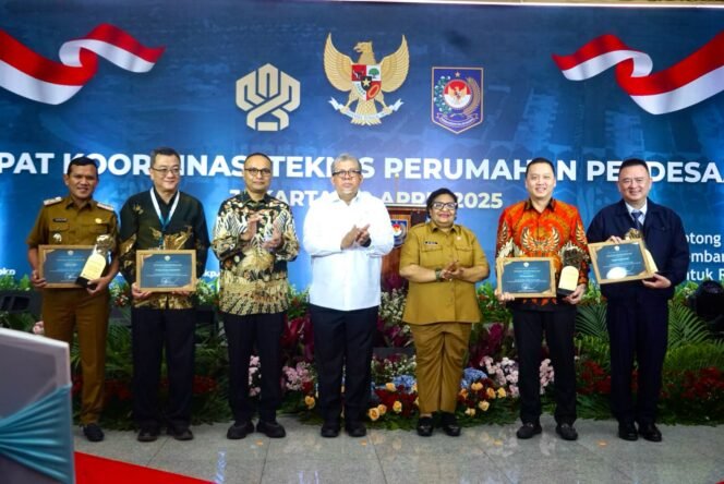 
					Wakil Gubernur Aceh, Fadhlullah, SE, menerima apresiasi Nasional atas kontribusinya dalam mendukung program strategis nasional 3 juta rumah yang di serahkan oleh wakil menteri perumahan & kawasan permukiman (PKP) Indonesia, Bapak Fahri Hamzah di Gedung sasana Bakti Praja, kemendagri, jakarta, Selasa 29 April 2025
