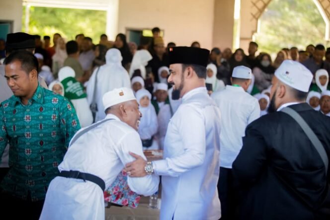 
					Bupati Al- Farlaky Lepas Jamaah Haji Aceh Timur