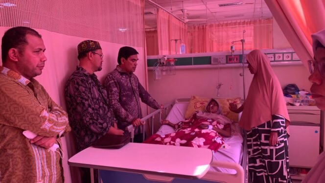 
					Rektor UIN Ar-Raniry Kunjungi Mahasiswa Pengidap Penyakit Langka di RSUD Zainoel Abidin