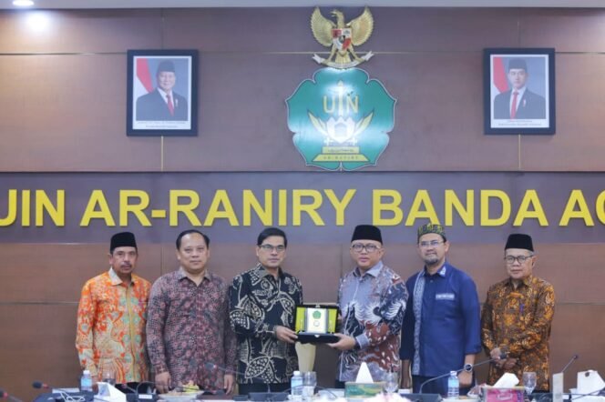 
					*Keterangan foto:*
Rektor UIN Ar-Raniry Prof Dr Mujiburrahman menyerahkan plakat kepada Sekretaris Direktorat Jenderal Pendidikan Islam Kementerian Agama RI, Prof Dr Arskal Salim usai memberi materi tentang “Penguatan Kelembagaan Menuju World University Ranking (WUR)” yang digelar di ruang rapat Rektorat UIN Ar-Raniry, Rabu (7/5/2025).