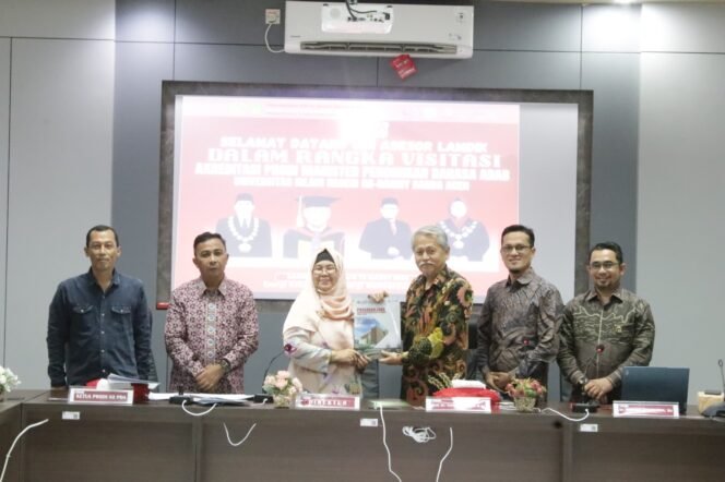 
					
Tim asesor LAMDIK saat melakukan visitasi akreditasi Program Studi Magister Pendidikan Bahasa Arab UIN Ar-Raniry Banda Aceh. Foto diambil beberapa waktu lalu.