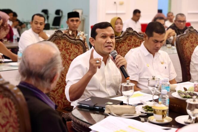 
					Wakil Gubernur Aceh Fadhlullah,  didampingi Plt Sekda Aceh, M. Nasir S.IP, MPA,  dan sejumlah Kepala SKPA, melakukan pertemuan dengan Wali Nanggroe juga Pimpinan dan Anggota DPRA, di Meuligoe Wali Nanggroe, Jumat, 9/5/2024