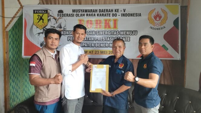 
					Ketua Forki Bener Meriah Mashuri menyerahkan berkas pelaksanaan musda kepada Ketua Harian KONI Bener Meriah Hidayat Purba usai pelaksanaan Musyawarah Kabupaten (Muscab) ke V Federasi Olahraga Karate-Do Indonesia (FORKI) Bener Meriah di Café Retro Jumat (23/5).