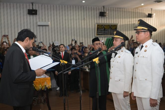 
					Gubernur Aceh Muzakir Manaf melantik Wali Kota dan Wakil Wali Kota Langsa, Jeffry Sentana S Putra - M. Haikal Alfisyahrin, di Gedung DPRK Langsa, Jumat (23/5/2025).