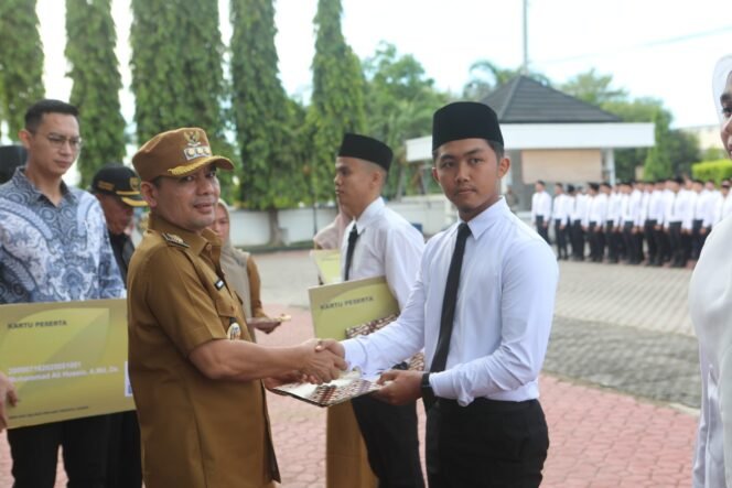 
					Wali Kota Lhokseumawe Serahkan SK 235 CPNS