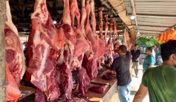 Zulfahmi, salah satu pedagang daging sedang melayani pembeli di Pasar Induk Lambaro, Kecamatan Ingin Jaya, Kabupaten Aceh Besar Jum’at (30/05/2025) FOTO / MC ACEH BESAR
