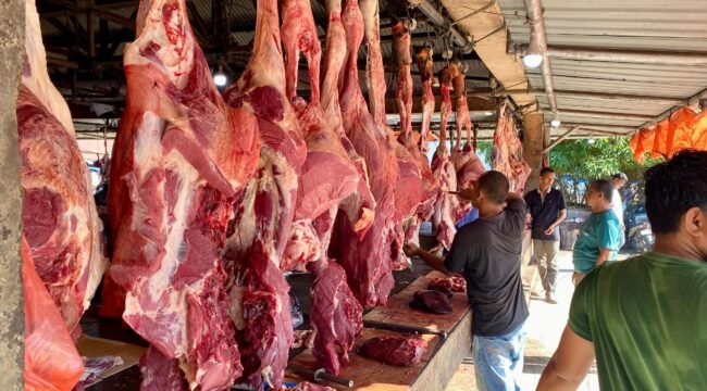 Zulfahmi, salah satu pedagang daging sedang melayani pembeli di Pasar Induk Lambaro, Kecamatan Ingin Jaya, Kabupaten Aceh Besar Jum’at (30/05/2025) FOTO / MC ACEH BESAR
