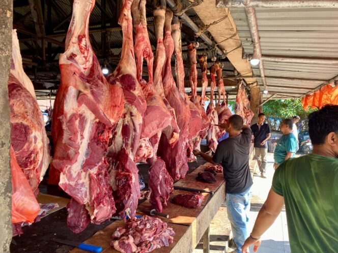 
					Zulfahmi, salah satu pedagang daging sedang melayani pembeli di Pasar Induk Lambaro, Kecamatan Ingin Jaya, Kabupaten Aceh Besar Jum’at (30/05/2025) FOTO / MC ACEH BESAR