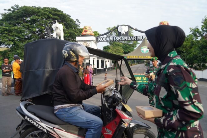 
					Kodam IM Bagikan 182 Paket Makanan Gratis