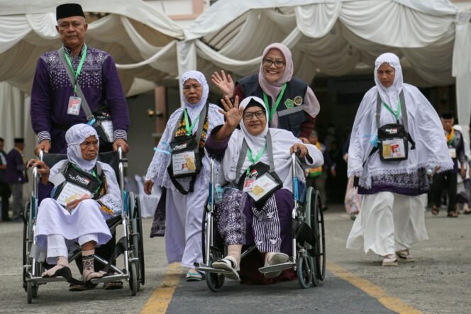 
					Siap siaga membantu jemaah lansia (MCH Aceh 2025)