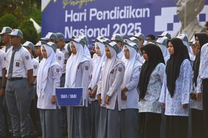 
					Wakil Gubernur Aceh, H. Fadhlullah, menjadi inspektur upacara pada apel peringatan Hari Pendidikan Nasional (Hardiknas) Tahun 2025 yang digelar di Halaman Kantor Gubernur Aceh, Jumat (2/5/2025). Upacara berlangsung khidmat dan diikuti oleh ratusan pelajar dari tingkat Sekolah Dasar hingga Sekolah Menengah, serta para Aparatur Sipil Negara (ASN) dari berbagai instansi.