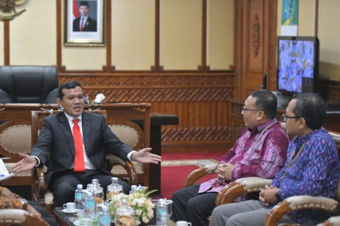 
					Wakil Gubernur Aceh, Fadhlullah, SE didampingi Kepala Biro Perekonomian Setda Aceh, Zaini menerima Silaturahmi Kepala Bank Indonesia Perwakilan Aceh, Agus Chusaini dan Rombongan diruang rapat Wakil Gubernur Aceh, Jumat, 02/05/2025.