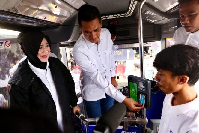 
					Plt Sekda Aceh, M. Nasir S.IP, MPA, melakukan Peluncuran Layanan Trans Koetaradja digital, di Depo Trans Koetaradja Kompleks Terminal Tipe A Batoh, Banda Aceh, Minggu, 4/5/2025
