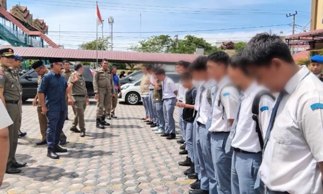 
					Sebanyak 15 siswa SMA terjaring razia yang dilakukan oleh Satpol PP Aceh pada Senin (5/5). 
