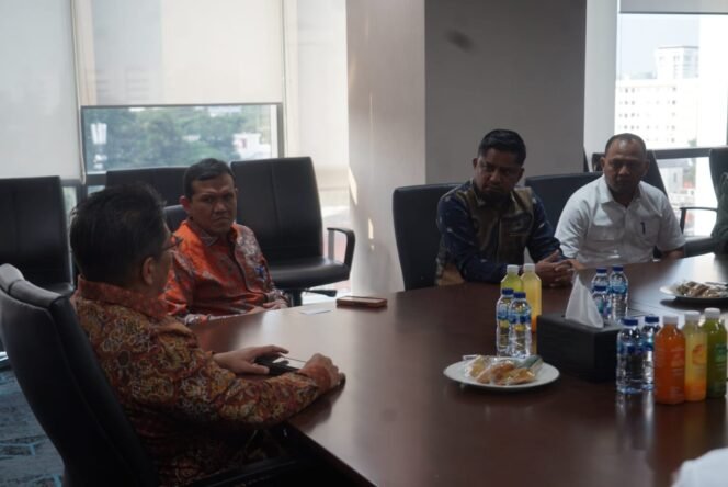 
					Keterangan Foto: Wakil Gubernur Aceh saat pertemuan dengan jajaran manajemen PT Pertamina Geothermal Energy Tbk (PGE), di Grha Pertamina, lantai 7, Medan Merdeka Timur, Jakarta Pusat, Senin, 5 Mei 2025. (Foto: Humas BPPA)