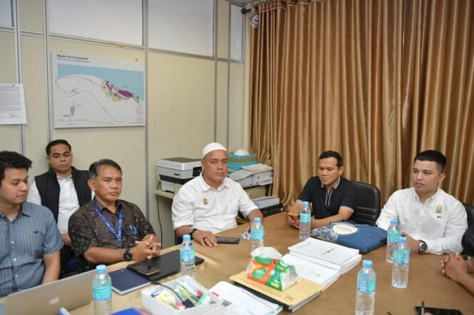 
					Wakil Gubernur Aceh, H. Fadhlullah, melakukan kunjungan kerja ke kantor PT. Patriot Nusantara Aceh (Patna), Badan Usaha Pembangun dan Pengelola Kawasan (BUPP) Kawasan Ekonomi Khusus (KEK) Arun Lhokseumawe, Kamis (8/5/2025).