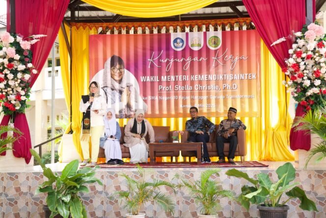 
					Wakil Menteri Pendidikan Tinggi, Sains, dan Teknologi Prof. Stella Christie melakukan kunjungan kerja ke SMAN 10 Fajar Harapan, Banda Aceh, Kamis (8/5/2025). Sekolah ini menjadi salah satu dari 12 institusi pendidikan yang dipilih untuk bertransformasi menjadi Sekolah Unggul Garuda.
