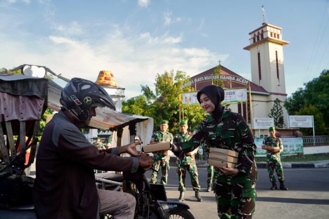 
					TNI Bagikan 163 Paket Makan Gratis
