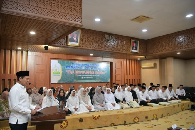 
					Wakil Gubernur Aceh, Fadhlullah, SE didampingi Plt. Sekda Aceh, M. Nasir dan Karo Isra Setda Aceh, Yusrizal Menyampaikan Sambutan sekaligus menyerahkan bingkisan serta Peusijuk Calon Jamaah Haji Pemerintah Aceh Tahun 2025M/1446 H di Gedung Serbaguna Setda Aceh, Jumat, 09/05/2025.