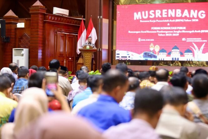
					Wakil Gubernur Aceh Fadhlullah, memberi arahan sekalgus membuka Musrembang Rencana Kerja Pemerintah Aceh (RKPA) tahun 2026, dan Forum Konsultasi Publik Rencana Awal Rencana Pembangunan Jangka Menengah Aceh (RPJMA) tahun 2025-2026, di Anjong Mon Mata Pendopo Gubernur Aceh, Kamis, 15/5/2025