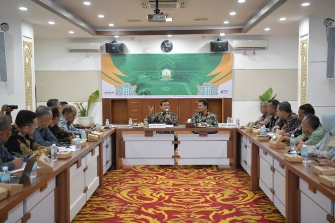 
					Wakil Gubernur Aceh, Fadhlullah, SE didampingi Asisten II Sekda Aceh, Zulkifli Rapat Lintas SKPA Dalam Rangka Percepatan Pembentukan Koperasi Desa Merah Putih di Ruang rapat Potensi Daerah, Kantor Gubernur Aceh, Kamis, 15/05/2025.