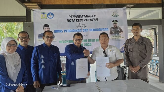 
					Kadisdikbud Aceh Besar, Bahrul Jamil SSos MSi dan Kepala Kejari Aceh Besar, Jemmy Novian Tirayudi, SH SH MSi memperlihatkan Nota Kesepakatan tentang Jaksa Masuk Sekolah yang telah ditandatangani oleh keduanya, di Lambaro, Kecamatan Ingin Jaya, Aceh Besar, 
Kamis (15/5/2025).
FOTO/ DISDIKBUD ACEH BESAR
